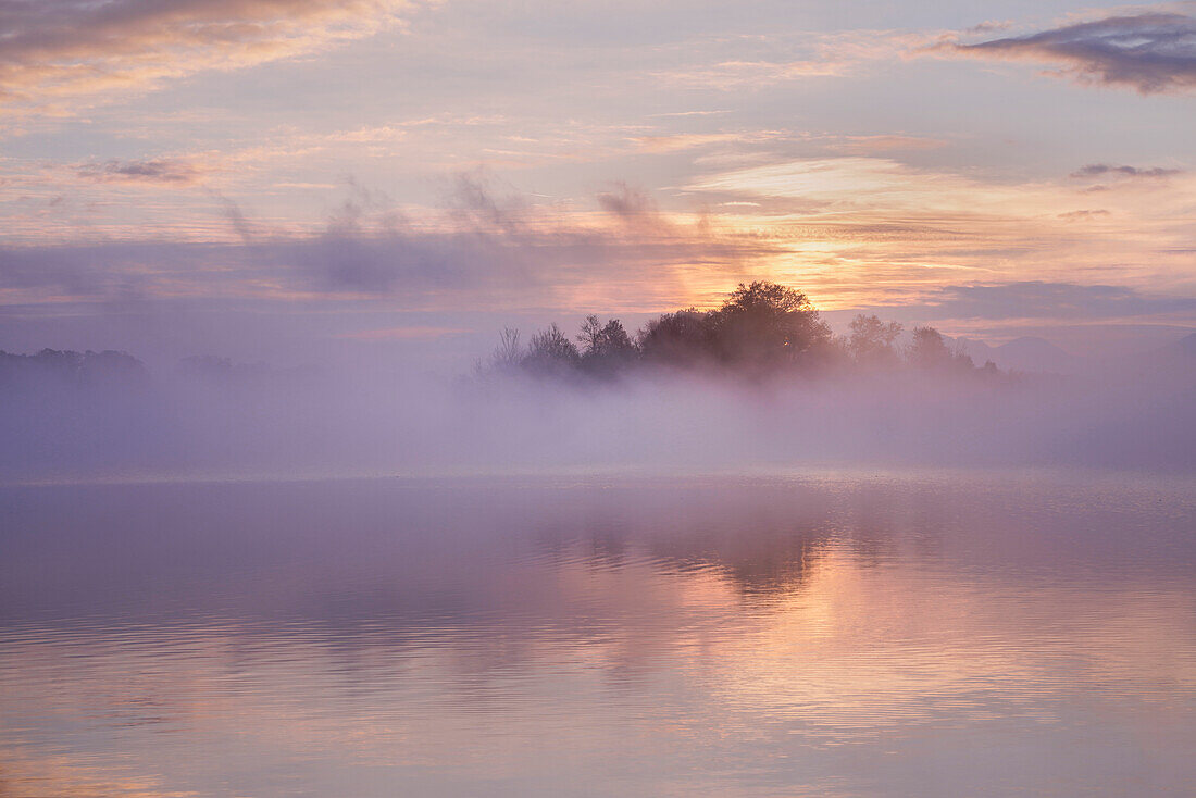 Bei Sonnenaufgang am Staffelsee, Uffing, Bayern, Deutschland, Europa