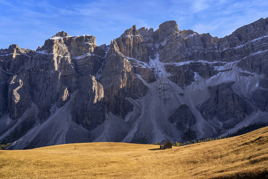 Small hut in front of the Geisler Group, Puez-Geisler, Lungiarü, Dolomites, Italy, Europe
