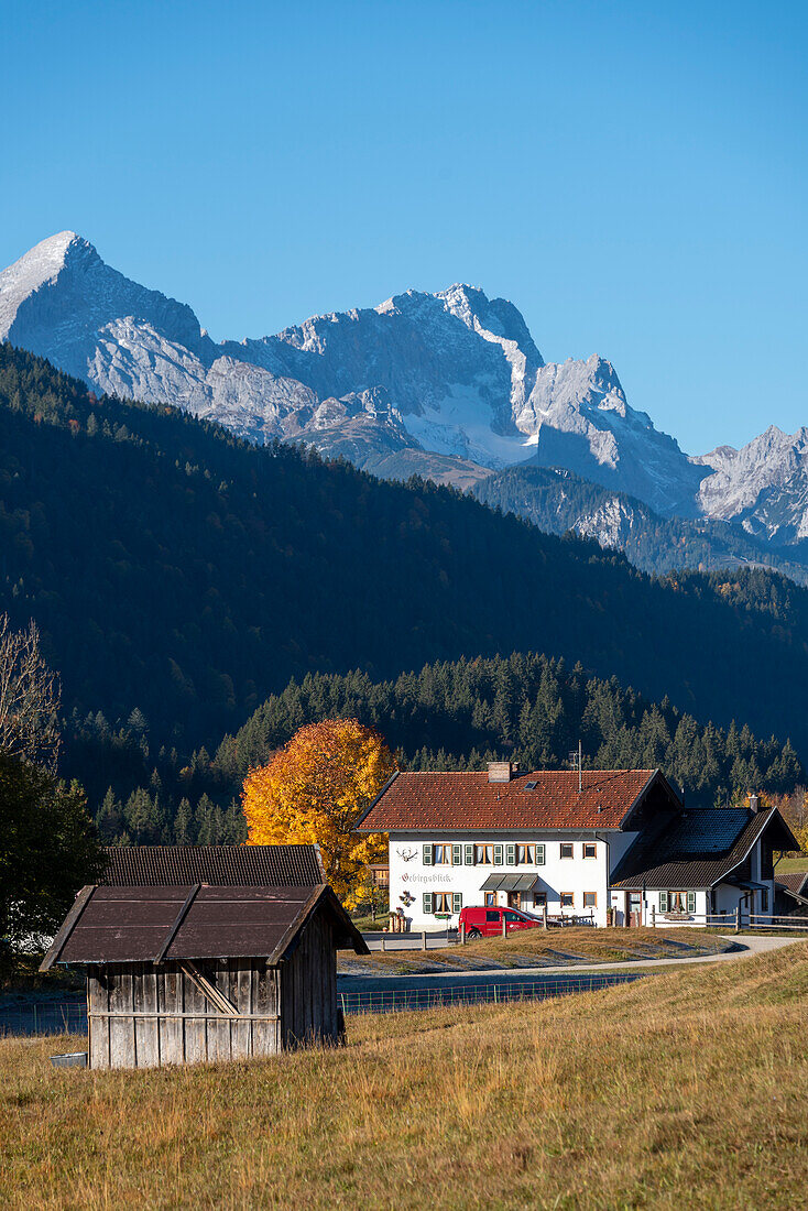 Gästehaus Gebirgsblick, dahinter das Zugspitzmassiv mit Alpspitze, Zugspitze und Waxenstein, Gerold, Werdenfelser Land, Bayern, Deutschland