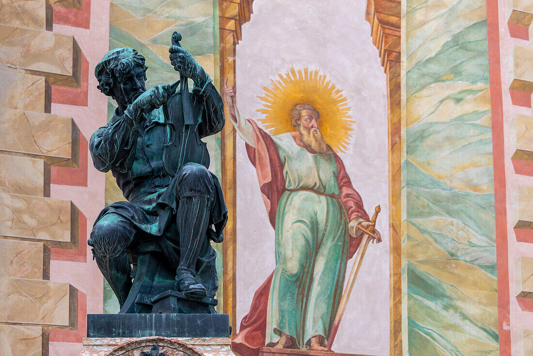 Matthias Klotz Denkmal, Geigenbauerdenkmal in Mittenwald, Bayern, Deutschland