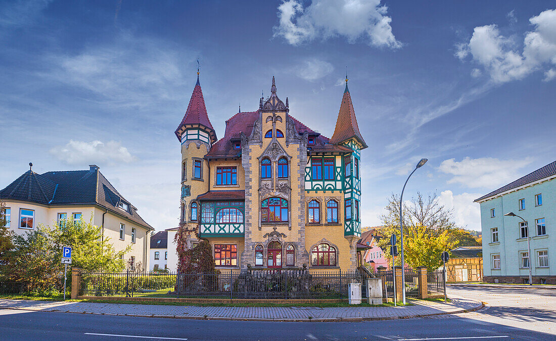 Eine Villa in der Friedrich-Rückert-Straße in Hildburghausen, Thüringen, Deutschland