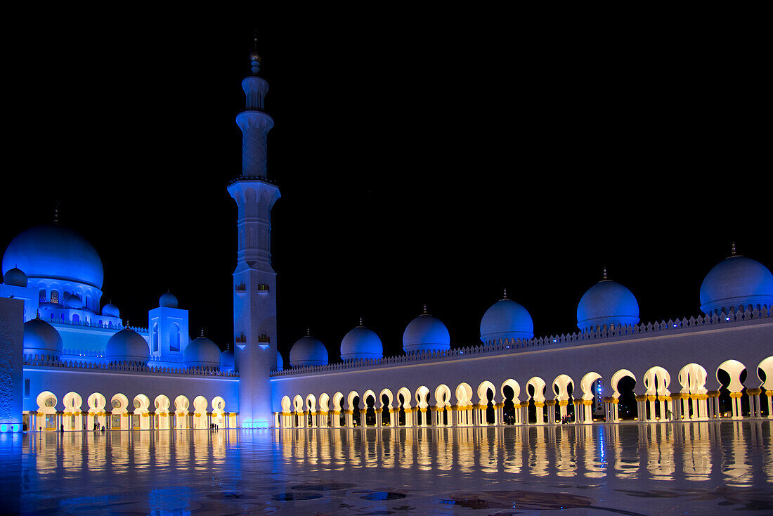 Scheich-Zayid-Moschee bei Nacht, Abu Dhabi, Vereinigte Arabische Emirate