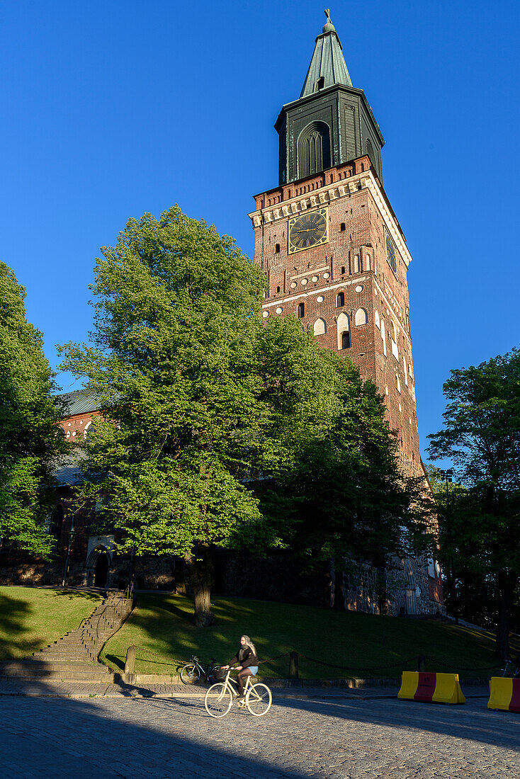 Radfahrer am Dom in Turku, Finnland