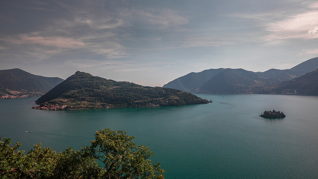 Iseosee mit Insel Monte Isola und Insel Loreto, Italien