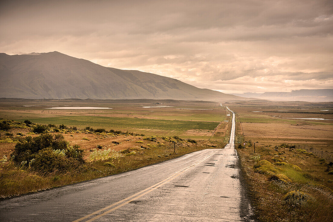 Endlos lange Straße durch die patagonische Steppenlandschaft, Patagonien, Chile, Südamerika
