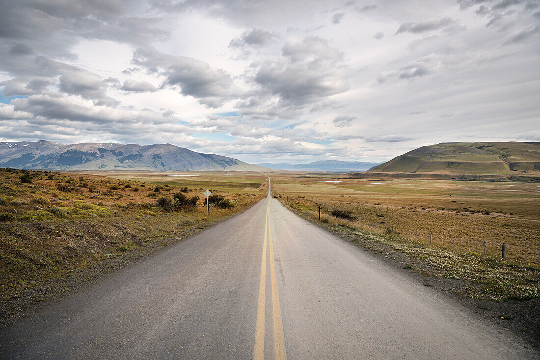 Schier endlose Straße bis zum Horizont in Patagonien, Chile, Südamerika