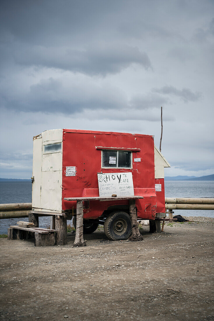 Verlassener Imbiss am Parkplatz Fin de Camino (letzter Straßenabschnitt des Festlandes), südlich Punta Arenas, Patagonien, Chile, Südamerika