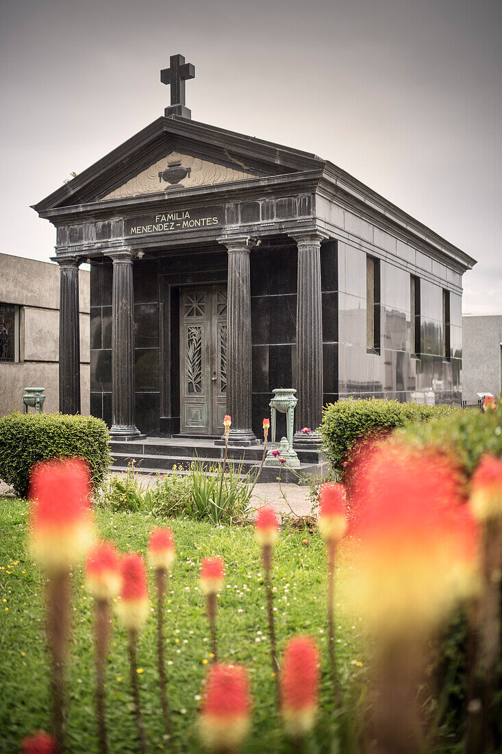 Prunkvolle Grabmäler im Friedhof "Cementerio Municipal Sara Braun", Punta Arenas, Patagonien, Chile, Südamerika