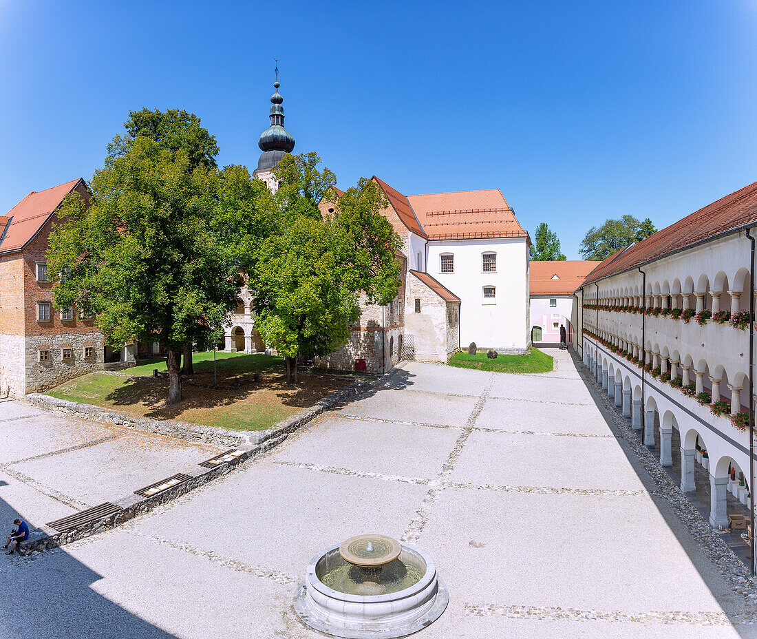 Kostanjevica na Krki; Galeria Bozidar Jakac, Innenhof, Slowenien