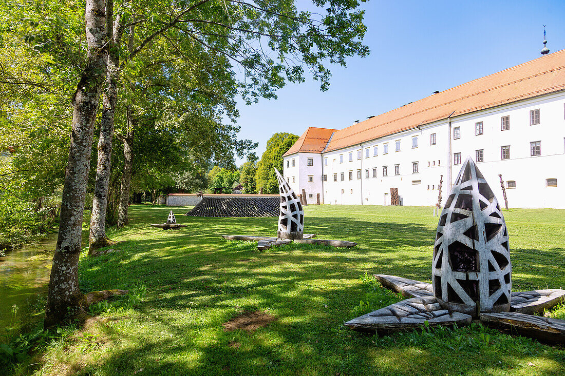 Kostanjevica on Krki; Galeria Bozidar Jakac, Forma viva sculpture garden