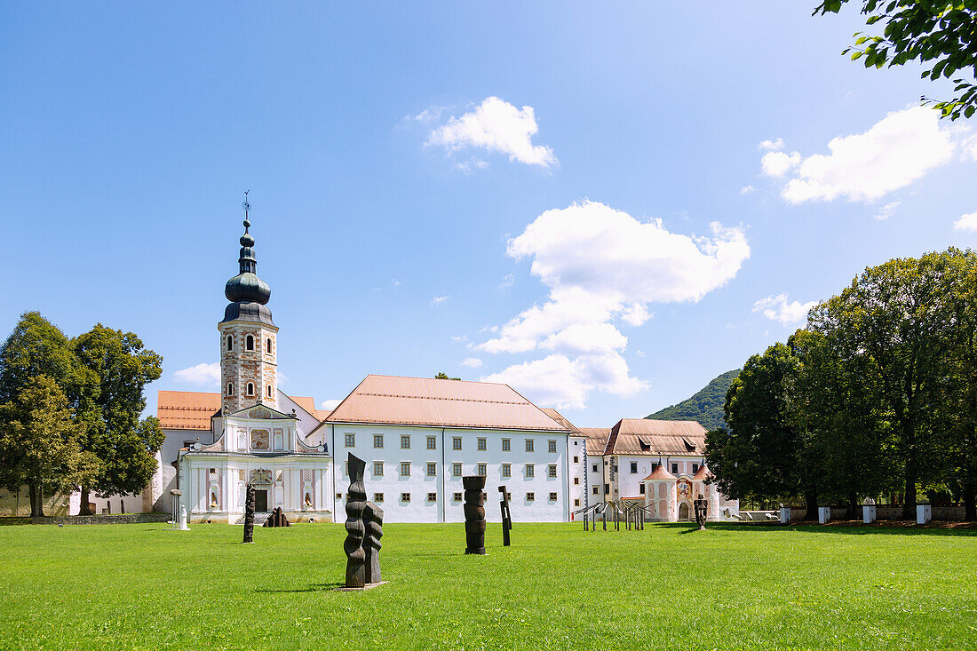 Kostanjevica on Krki; Galeria Bozidar Jakac, Forma viva sculpture garden