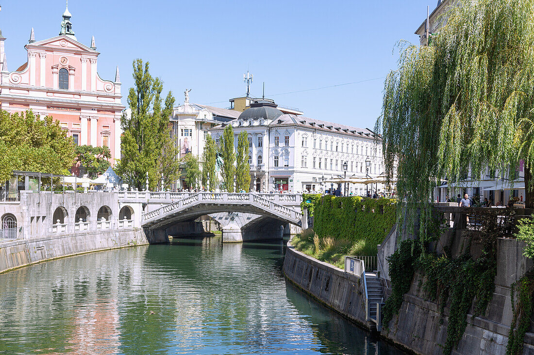 Ljubljana; Ljubljanica; Fluss; Tromstovje; Drei Brücken; Presernov Trg; Franziskanerkirche, Slowenien
