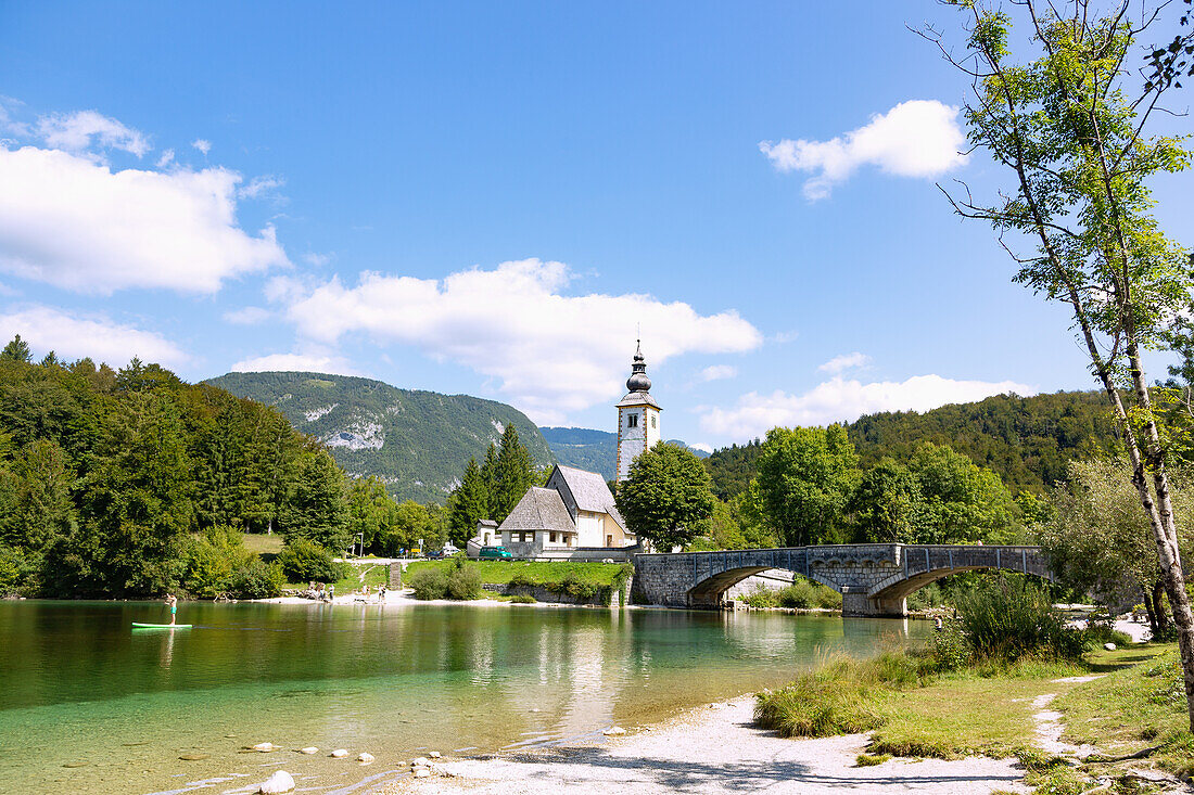 Ribcev Laz; Steinbrücke; Kirche Janez Krstnik; Bohinj See; Bohinjsko Jezero, Slowenien