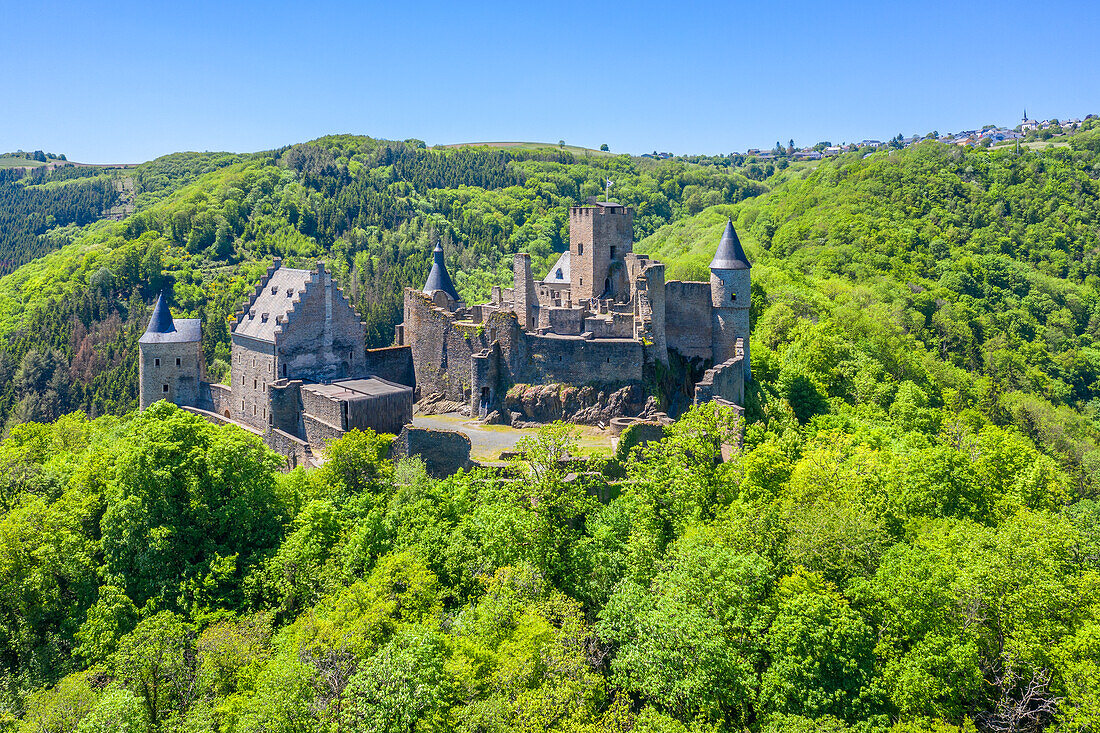Luftansicht der Burg Bourscheid, Kanton Diekirch, Großherzogtum Luxemburg