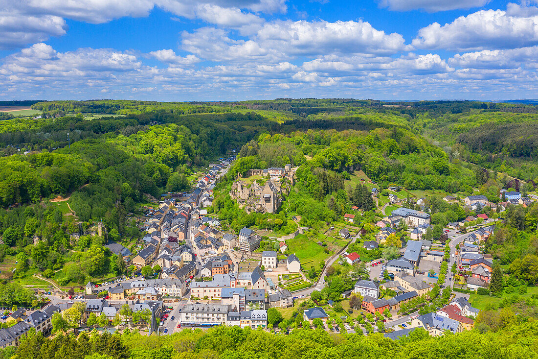 Luftansicht von Larochette (Fels), Kanton Mersch, Großherzogtum Luxemburg