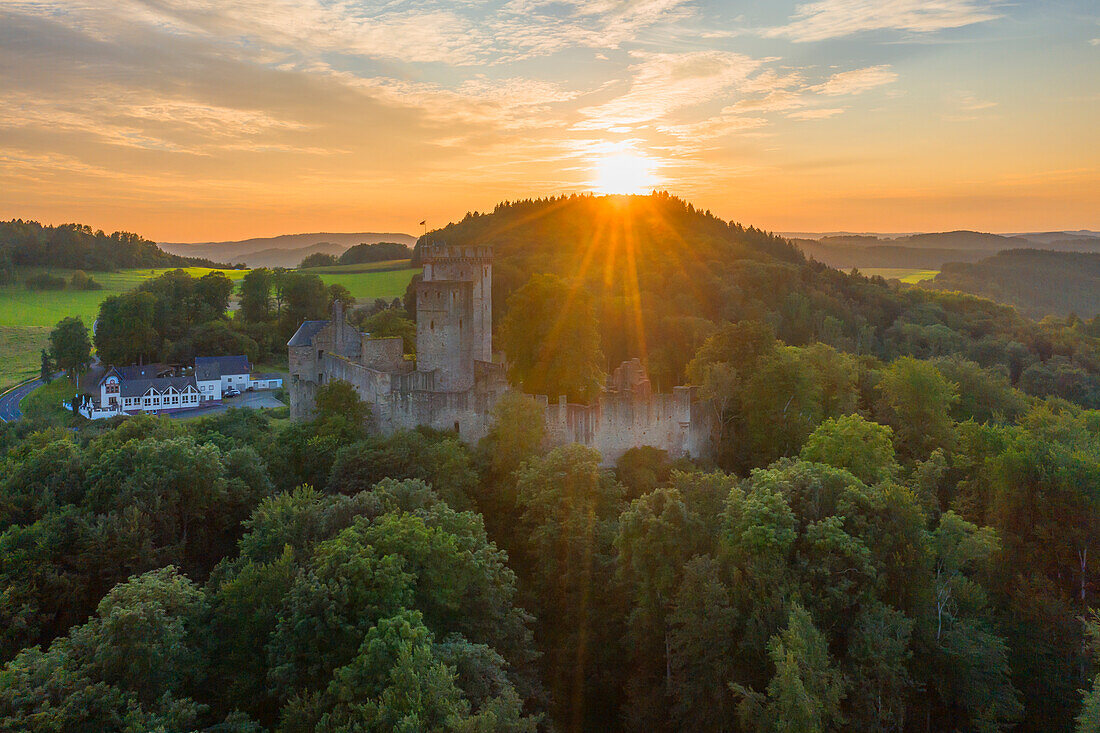 Luftaufnahme des Sonnenuntergangs über der Kasselburg in Pelm bei Gerolstein, Eifel, Rheinland-Pfalz, Deutschland
