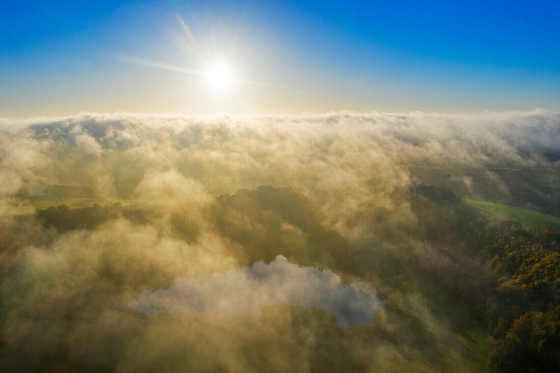 Luftansicht des Immerather Maars im Morgennebel, Immerath, Eifel, Rheinland-Pflz, Deutschland