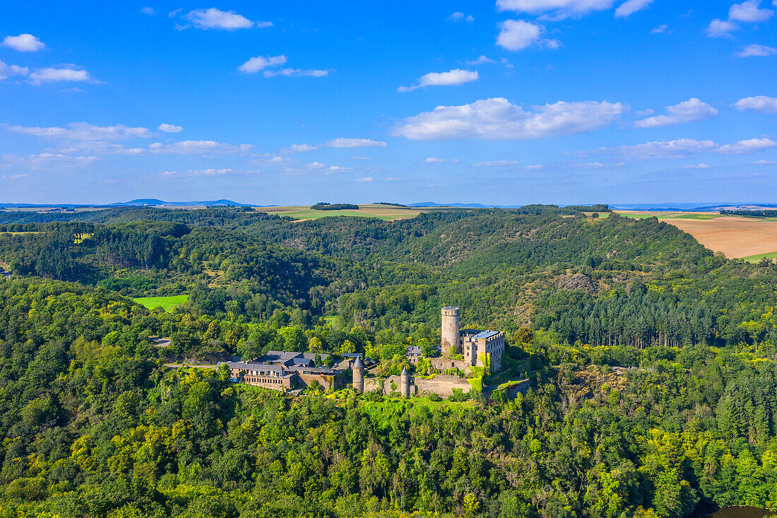 Luftansicht der Burg Pyrmont, Eifel, Rheinland-Pfalz, Deutschland