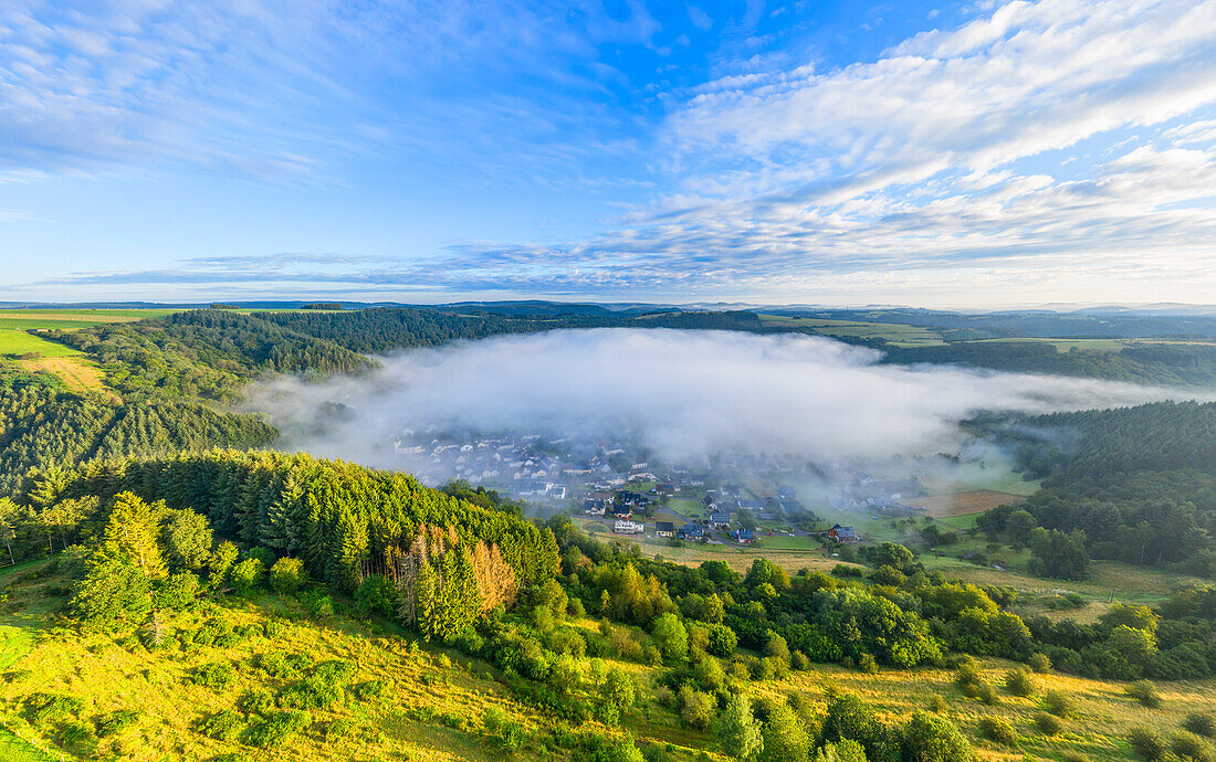 Luftaufnahme des Meerfelder Maars mit Morgennebel, Eifel, Rheinland-Pfalz, Deutschland