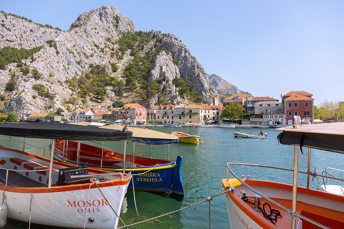 Omiš, Ausflugsboote, Blick auf den Fluss Cetina und das Mosorgebirge, Dalmatien, Kroatien