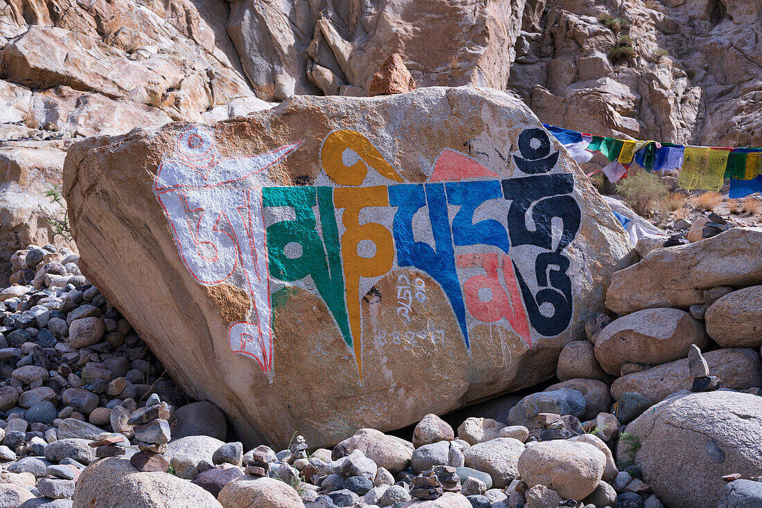 Mani-Steine mit der eingravierten tibetanischen Mantra Om Mani Padme Hum, Nubra Valley, Ladakh, Jammu und Kaschmir, Indien, Asien
