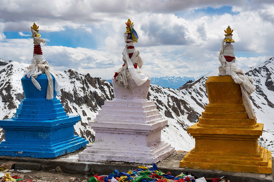Tschörtengruppe auf dem Khardong-Pass, zweithöchster befahrbarer Pass der Welt, Ladakh, Indischer Himalaya, Jammu und Kaschmir, Nordindien, Indien, Asien
