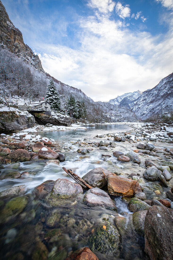 Traumhafte Winterlandschaft im Val Verzasca, Brione, Tessin, Schweiz, Europa