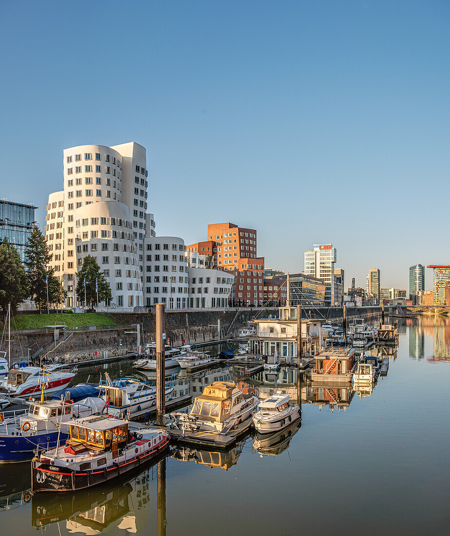 Morgenstimmung am Bootshafen am Medienhafen Düsseldorf, NRW, Nordrhein-Westfalen, Deutschland