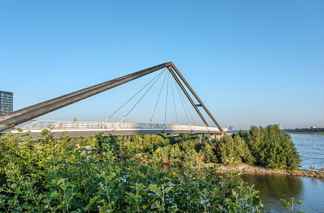 Fußgängerbrücke am Düsseldorfer Medienhafen, NRW, Nordrhein-Westfalen, Deutschland