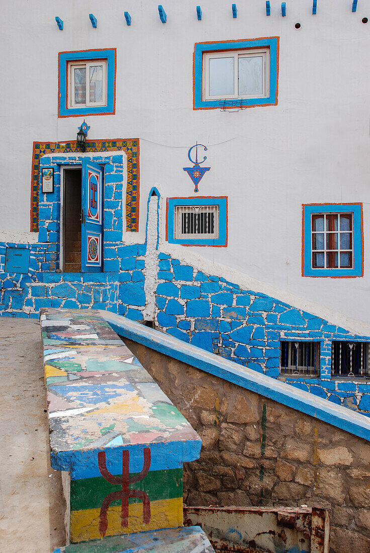 Ein Detail eines Eingangs eines Hauses in Taghazout, Marokko, Nordafrika, Afrika