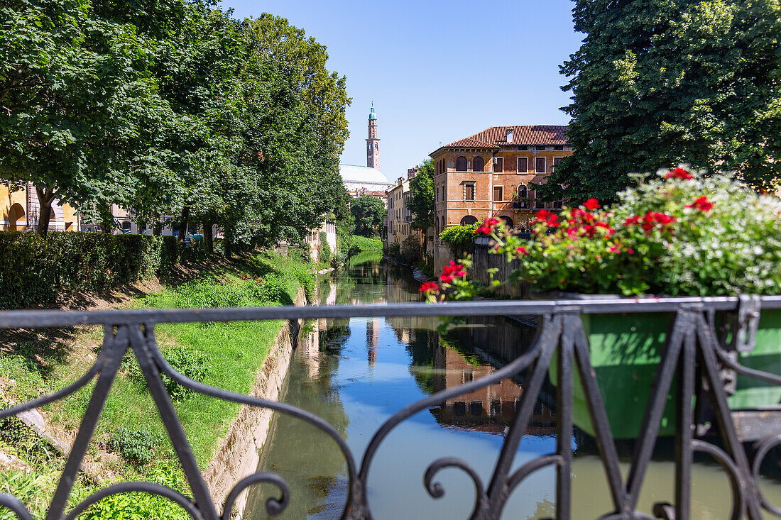Vicenza; Fluss Retrone, Ausblick von Ponte Furo, Basilica Palladiana, Venetien, Italien