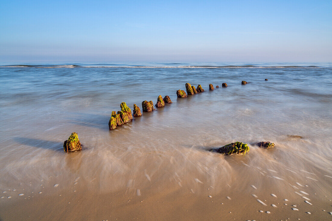 Buhnen in der Nordsee am Strand von Løkken, Nordjütland, Jütland, Dänemark