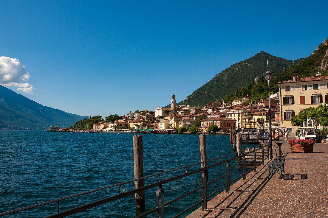 Das Seeufer von Limone sul Garda, ein von Touristen aus aller Welt sehr geschätztes Reiseziel. Brescia. Lombardei. Italien