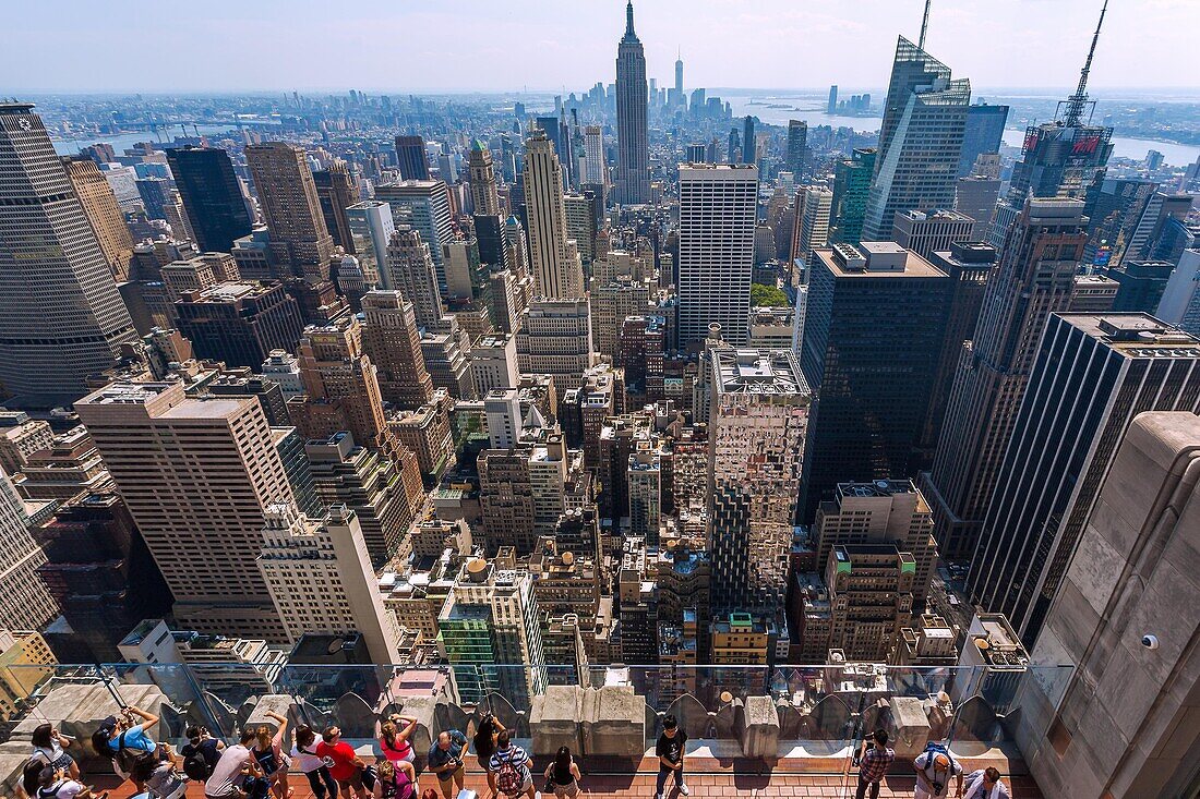 New York City; Manhattan; The Rockefeller Center; Ausblick von Top of the Rock auf Midtown und Empire State Building, USA