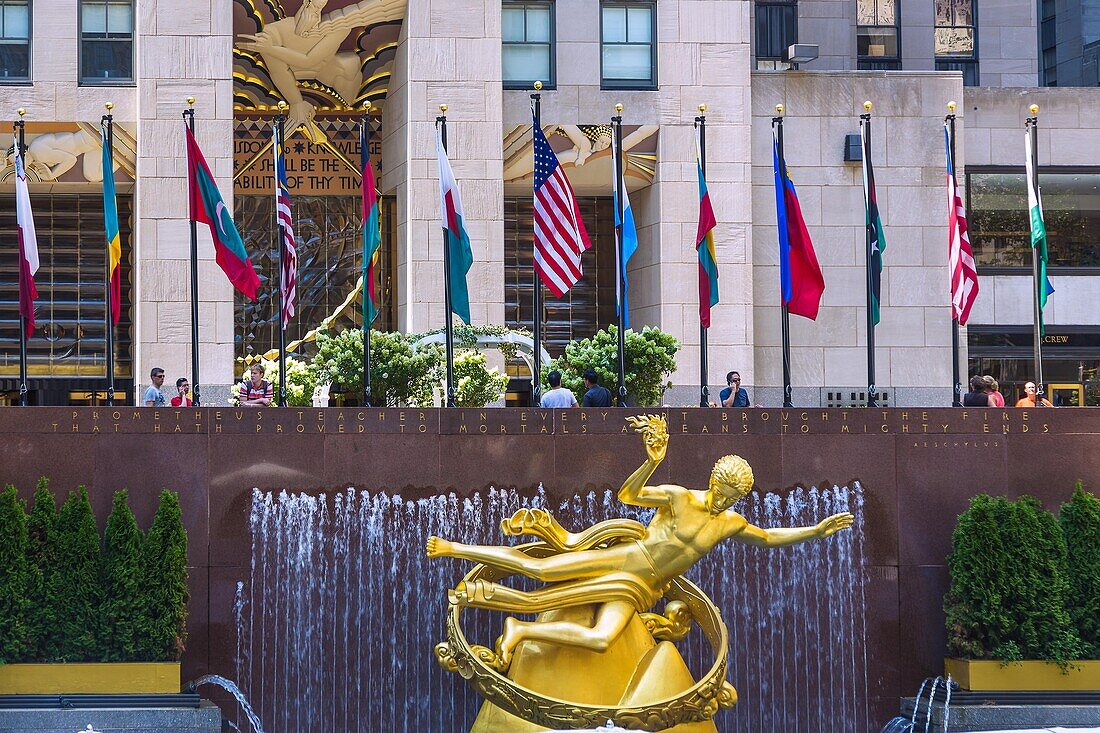 New York City, Manhattan, Midtown, Rockefeller Center, Sunken Garden mit vergoldetem Prometheus, General Electric Building, USA