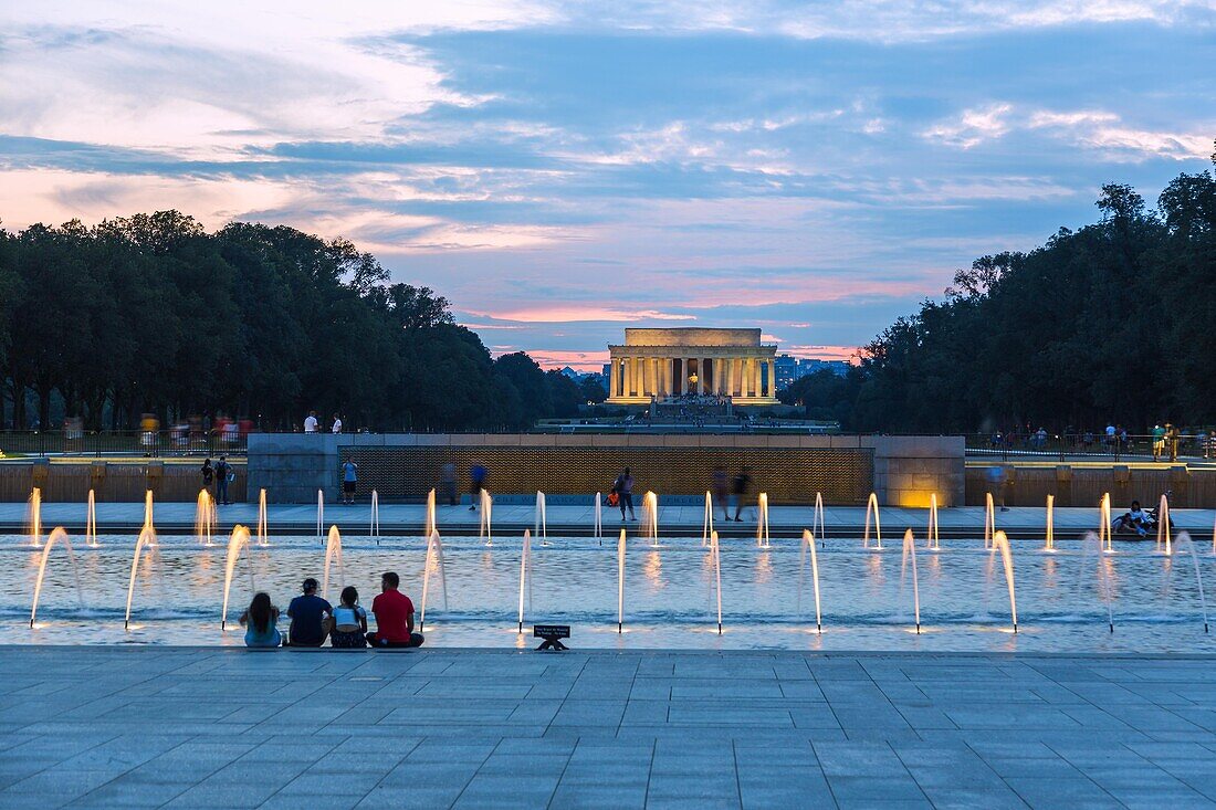 Washington D.C.; National Mall; National WWII Memorial, Rainbow Pool, Lincoln Memorial, USA