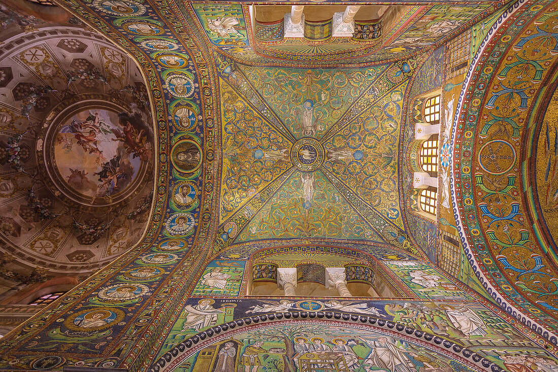 Ravenna, Basilica San Vitale, Kuppel- und Deckenmosaiken, Emilia Romagna, Italien