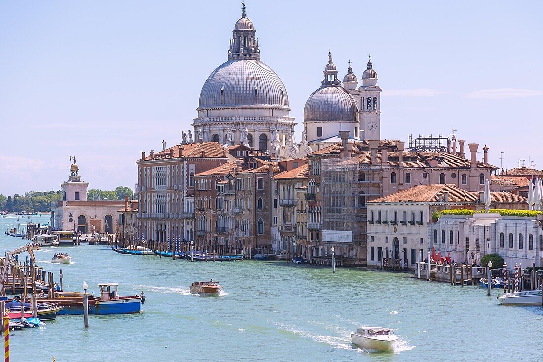 Venedig; Ausblick von Ponte dell'Accadmia auf Canal Grande; Peggy Guggenheim Collection und Santa Maria della Salute, Venetien, Italien