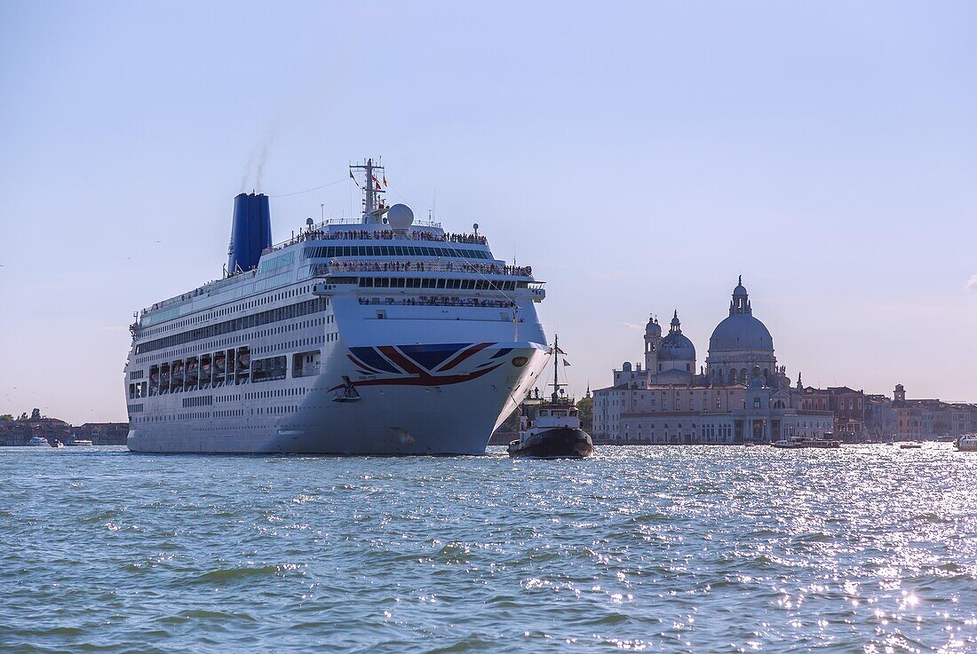 Venedig, Kreuzfahrtschiff Oriana der P & O Cruises im Canale di San Marco vor Santa Maria della Salute, Venetien, Italien