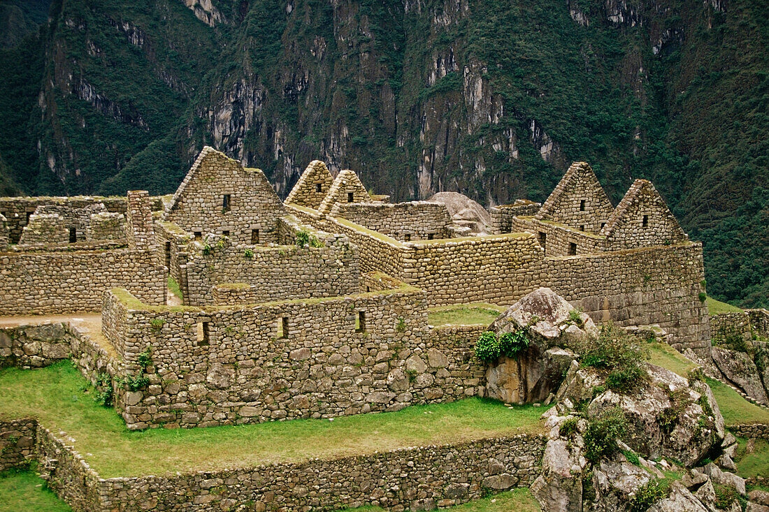 Erhöhte Ansicht einer archäologischen Stätte, Machu Picchu, Region Cusco, Peru