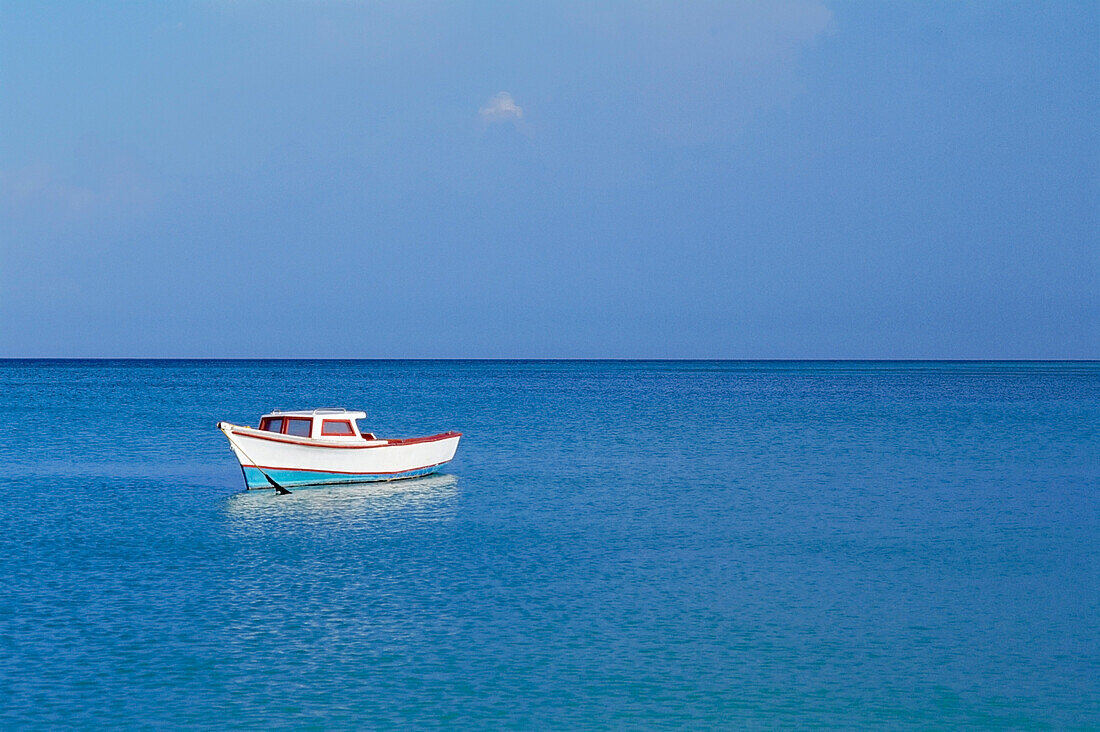 Boot im Ozean, Antigua und Barbuda
