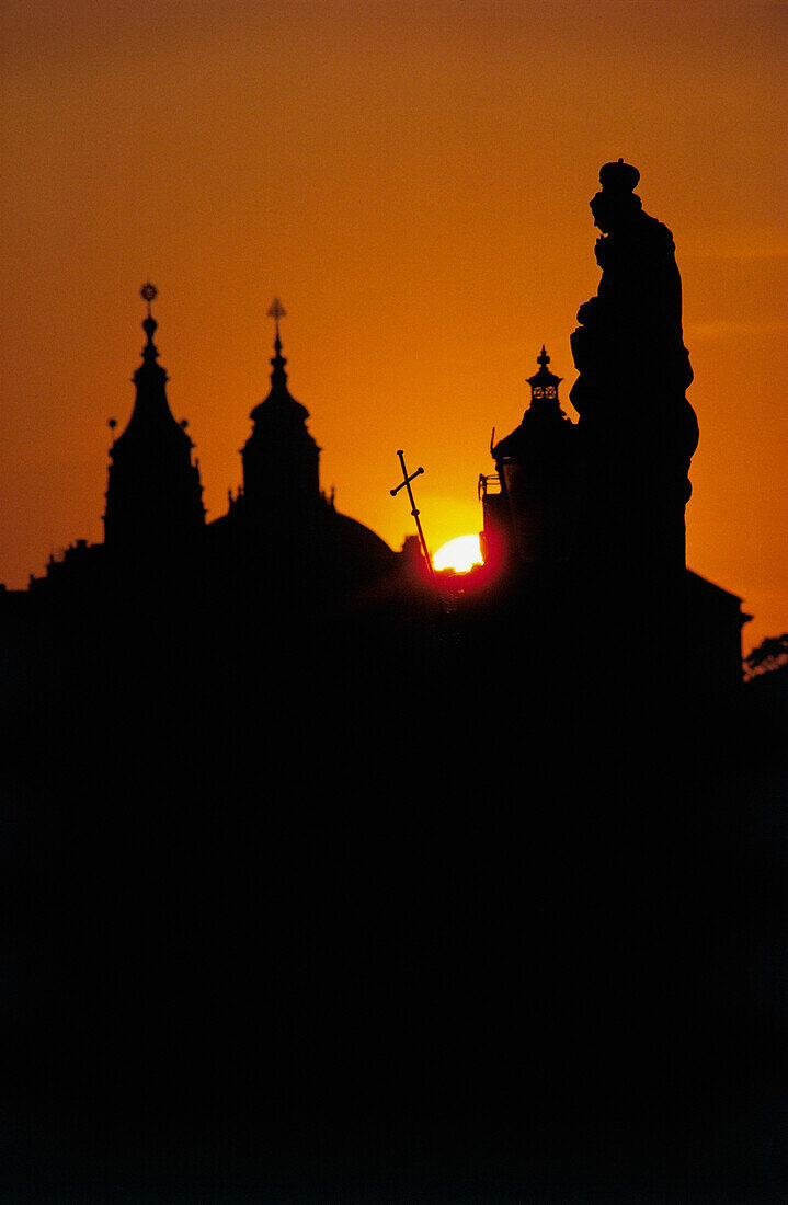 Silhouette einer Brücke mit Gebäuden bei Sonnenuntergang, Karlsbrücke, Prag, Tschechische Republik