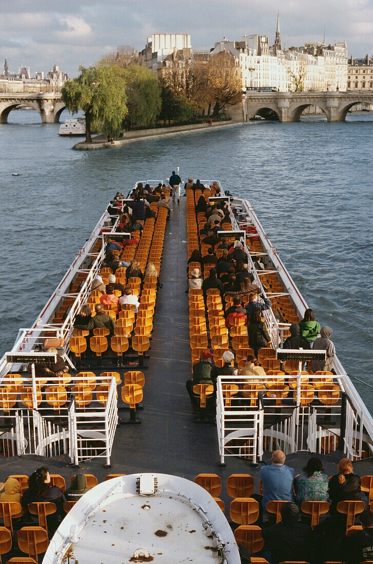 Touristen in einem Ausflugsboot, Fluss Seine, Paris, Ile-de-France, Frankreich