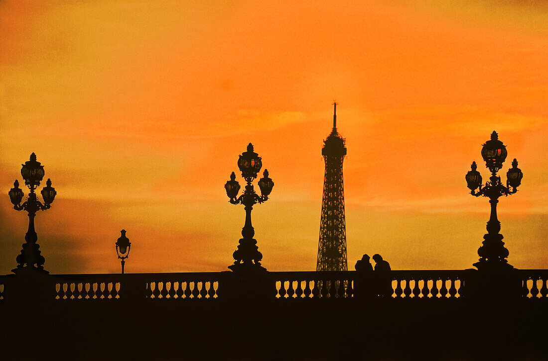 Silhouette eines Turms bei Sonnenuntergang, Pont Alexandre III, Eiffelturm, Paris, Ile-de-France, Frankreich