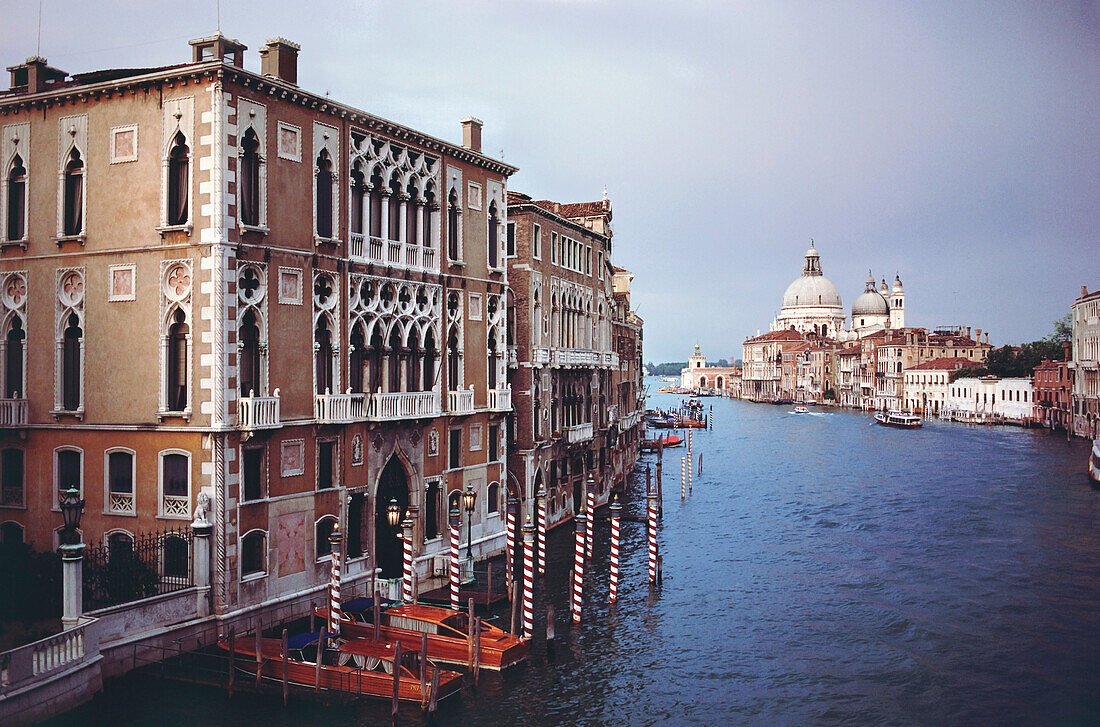 Boote am Kanal mit Basilika im Hintergrund, Santa Maria Della Salute, Dorsoduro, Canal Grande, Venedig, Italien