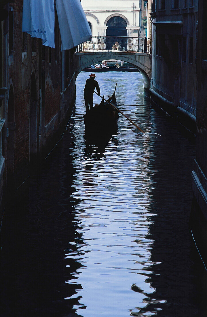 Gondoliere in einer Gondel, Venedig, Italien