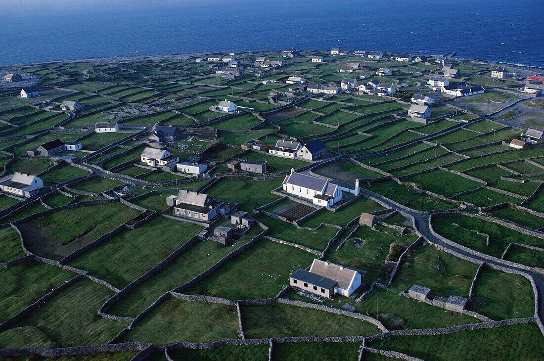 Erhöhte Ansicht eines Dorfes am Wasser, County Clare, Irland