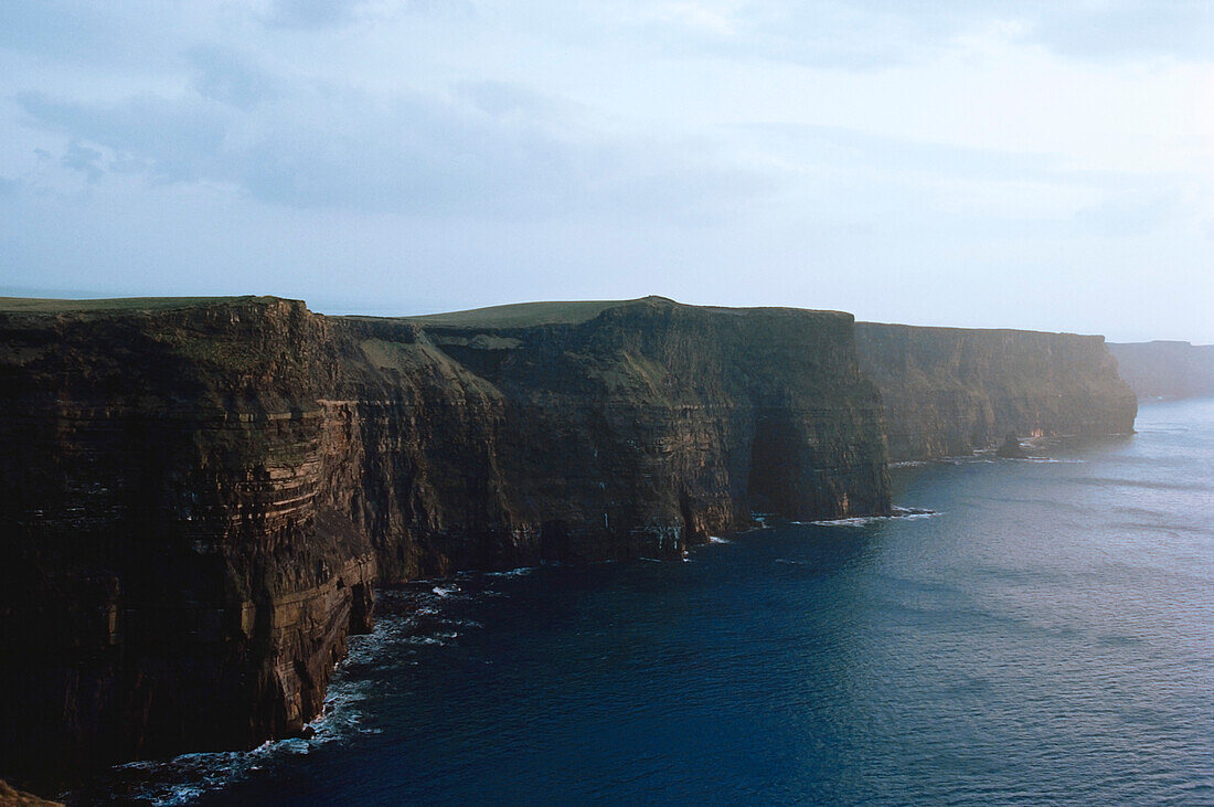 Erhöhte Ansicht einer Küste, Cliffs Of Moher, County Clare, Provinz Munster, Republik Irland