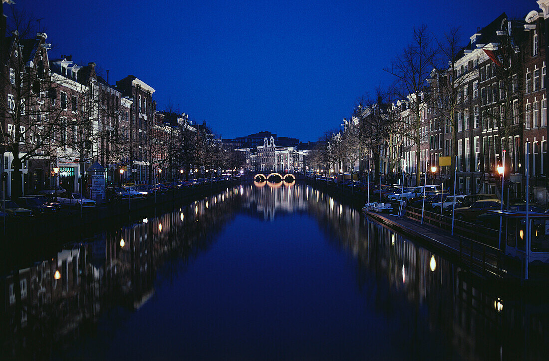 Reflexion von Gebäuden in einem Fluss, Fluss Amstel, Amsterdam, Niederlande