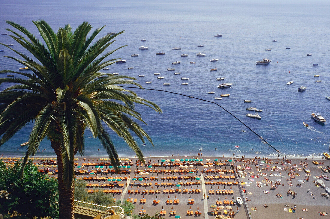 Erhöhte Ansicht eines überfüllten Strandes, Positano, Italien